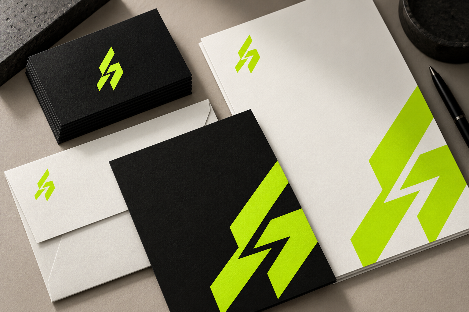 Concepto de identidad visual en negro, marfil y verde lima
