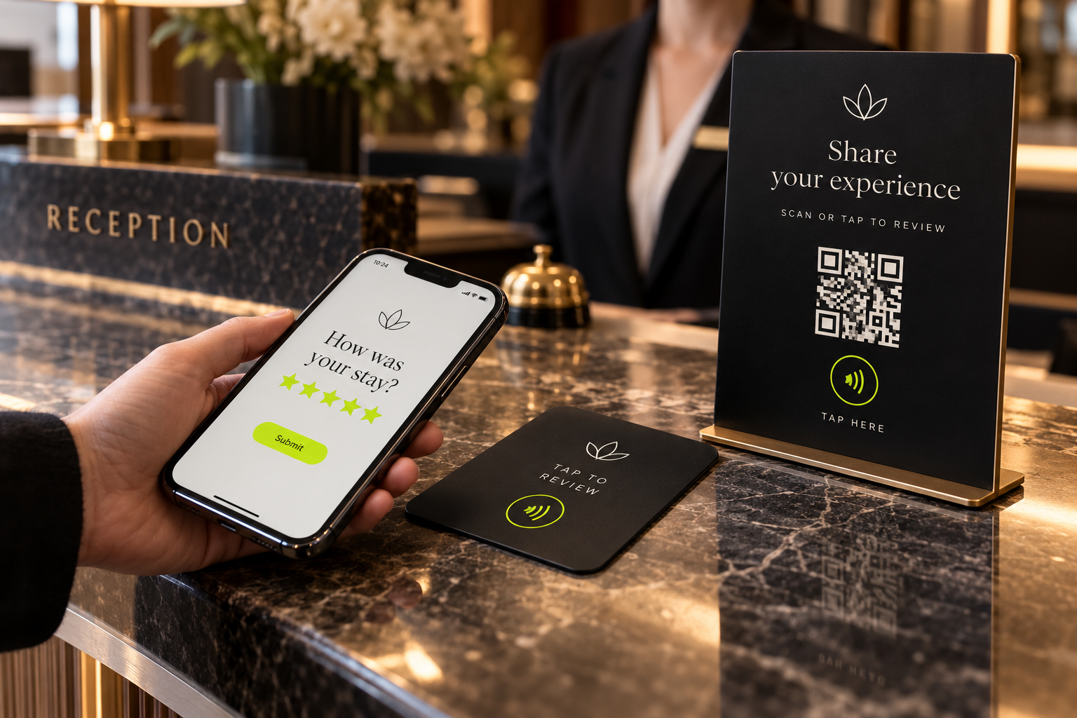 Concepto de soporte NFC y QR para reseñas en la recepción de un hotel